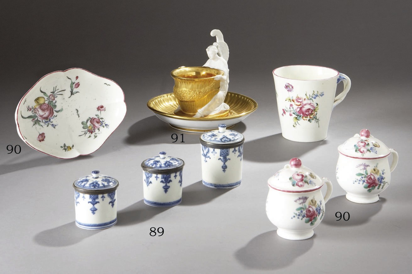 TROIS PETITS POTS A POMMADE EN PORCELAINE TENDRE DE SAINT-CLOUD ET LEUR COUVERCLE A MONTURE EN ARGENT DU XVIIIEME SIECLE
