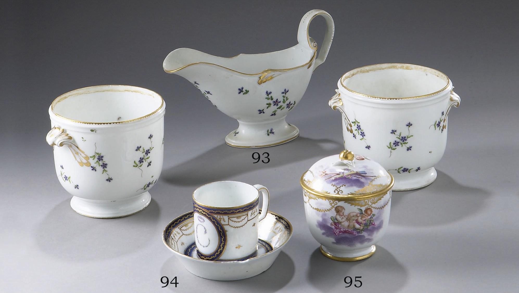PAIRE DE SEAUX A RAFRAICHIR ET UNE SAUCIERE EN PORCELAINE DE PARIS DE LA FIN DU XVIIIEME SIECLE