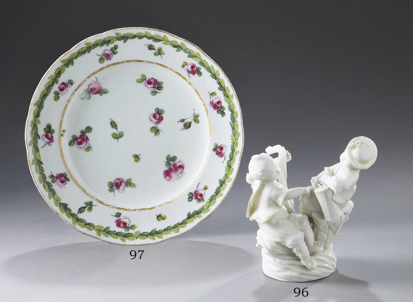 ASSIETTE ROYALE EN PORCELAINE TENDRE DE SEVRES DU XVIIIEME SIECLE