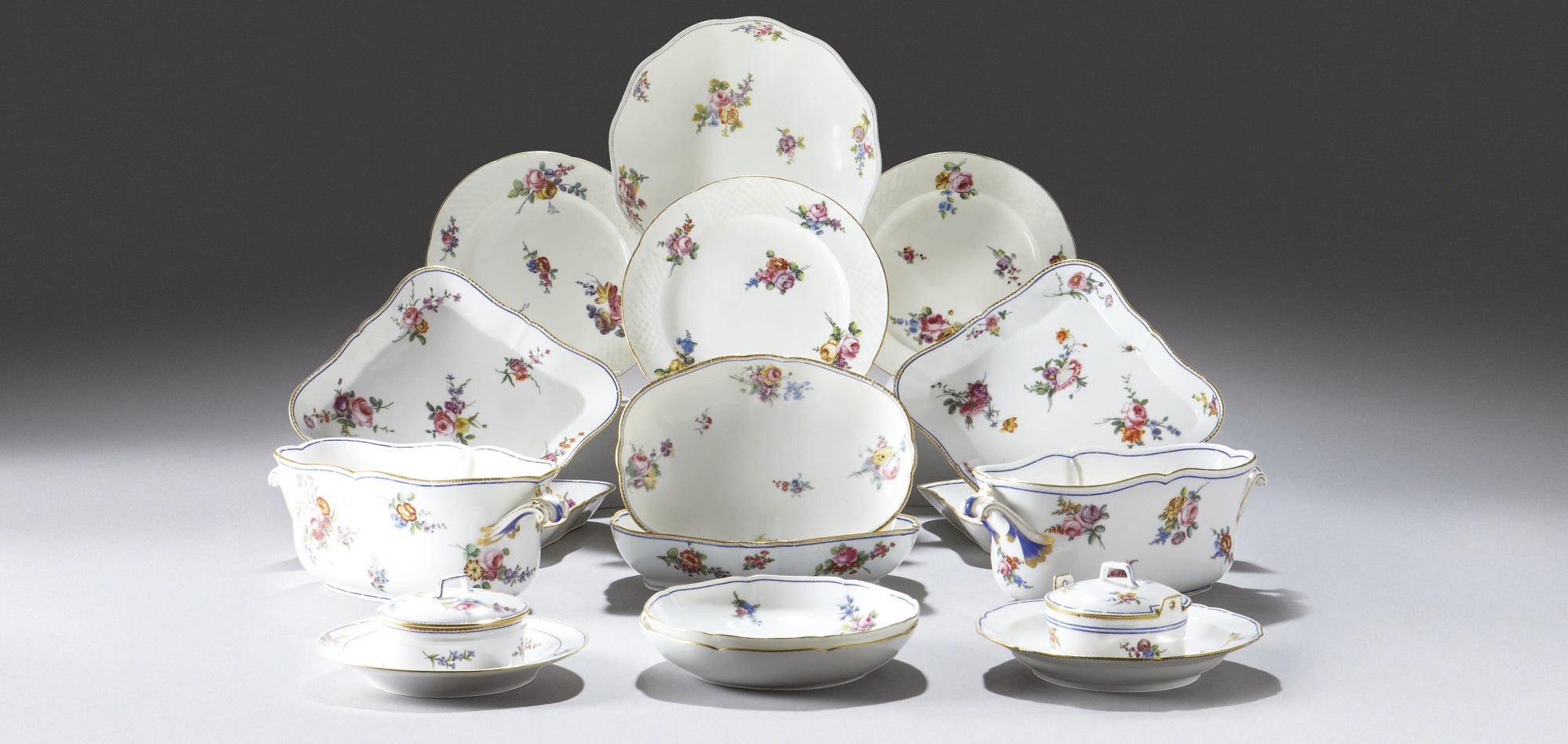 PARTIE COMPOSITE DE SERVICE DE TABLE EN PORCELAINE TENDRE ET DURE DE SEVRES DU XVIIIEME SIECLE
