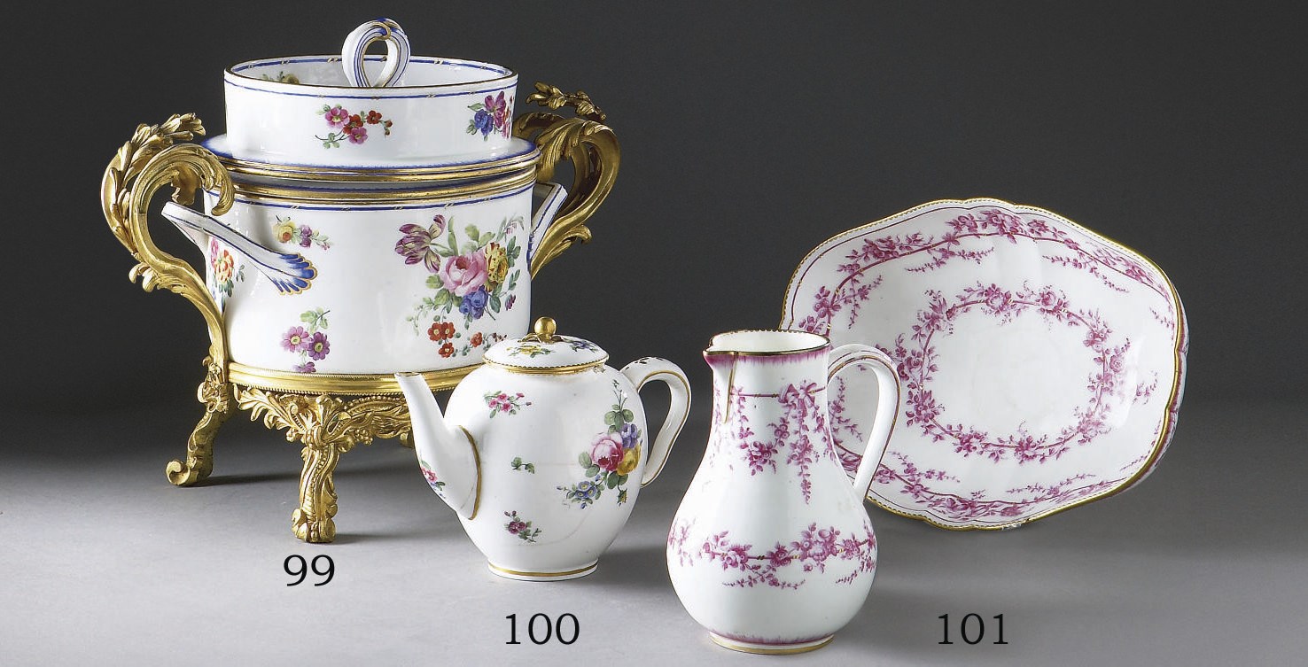 THEIERE 'CALABRE' (3EME GRANDEUR) ET SON COUVERCLE EN PORCELAINE TENDRE DE SEVRES DU XVIIIEME SIECLE