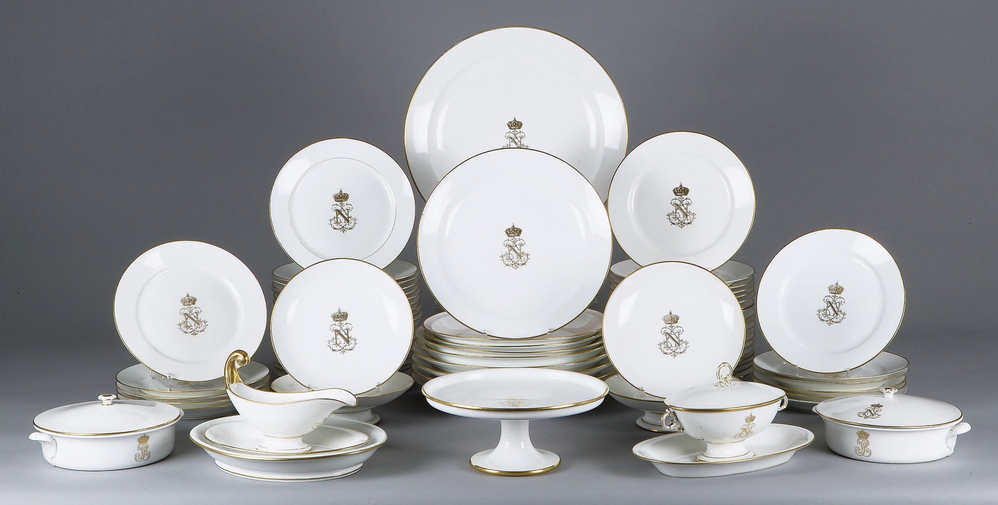 PARTIE COMPOSITE DE SERVICE DE TABLE EN PORCELAINE DE SEVRES DU XIXEME SIECLE