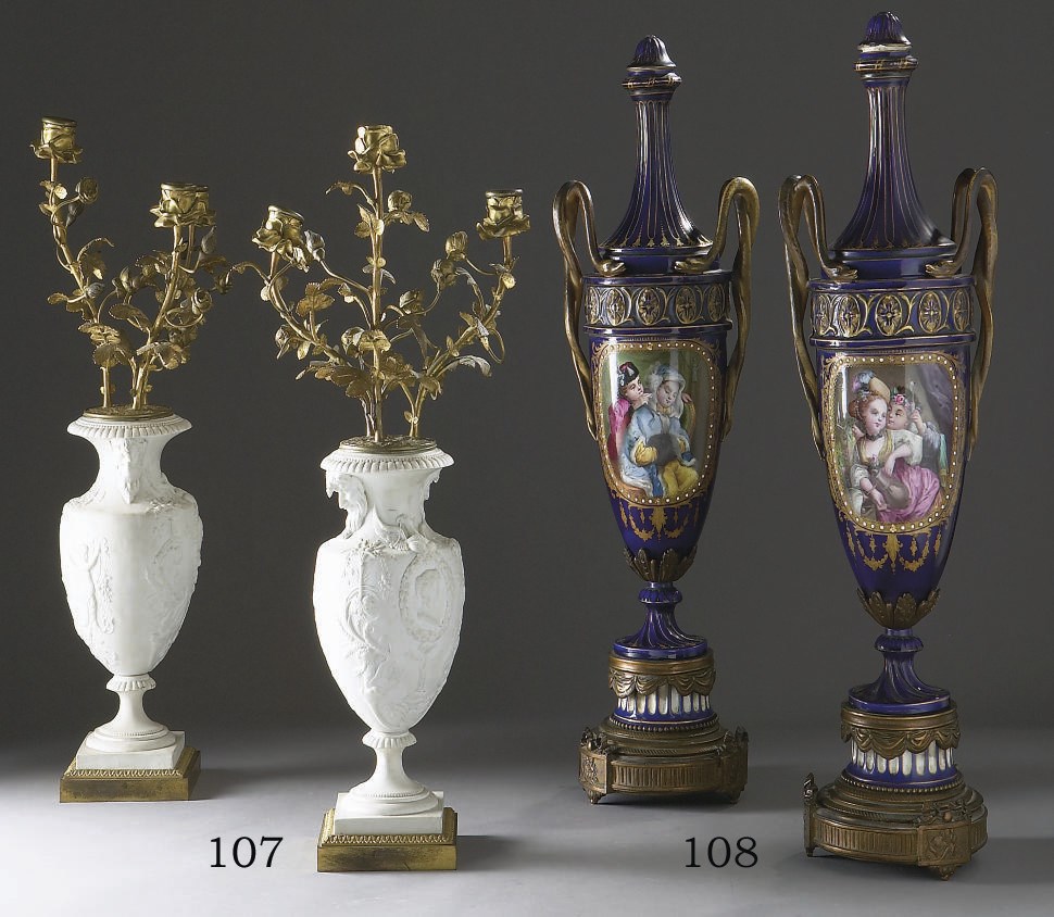 PAIRE DE CANDELABRES EN BISCUIT DE PARIS (SAMSON) A MONTURE EN BRONZE DORE DE LA FIN DU XIXEME SIECLE