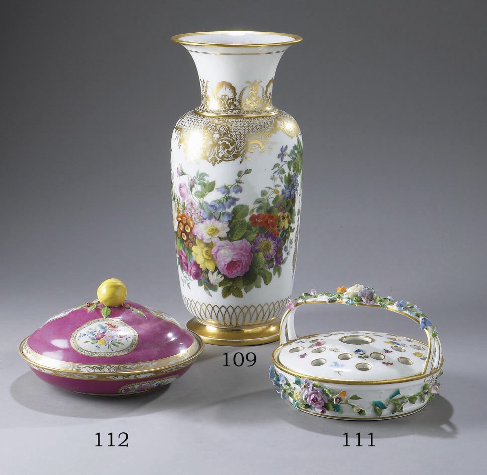 POT-POURRI ET SON COUVERCLE EN PORCELAINE DE PARIS DE LA SECONDE MOITIE DU XIXEME SIECLE