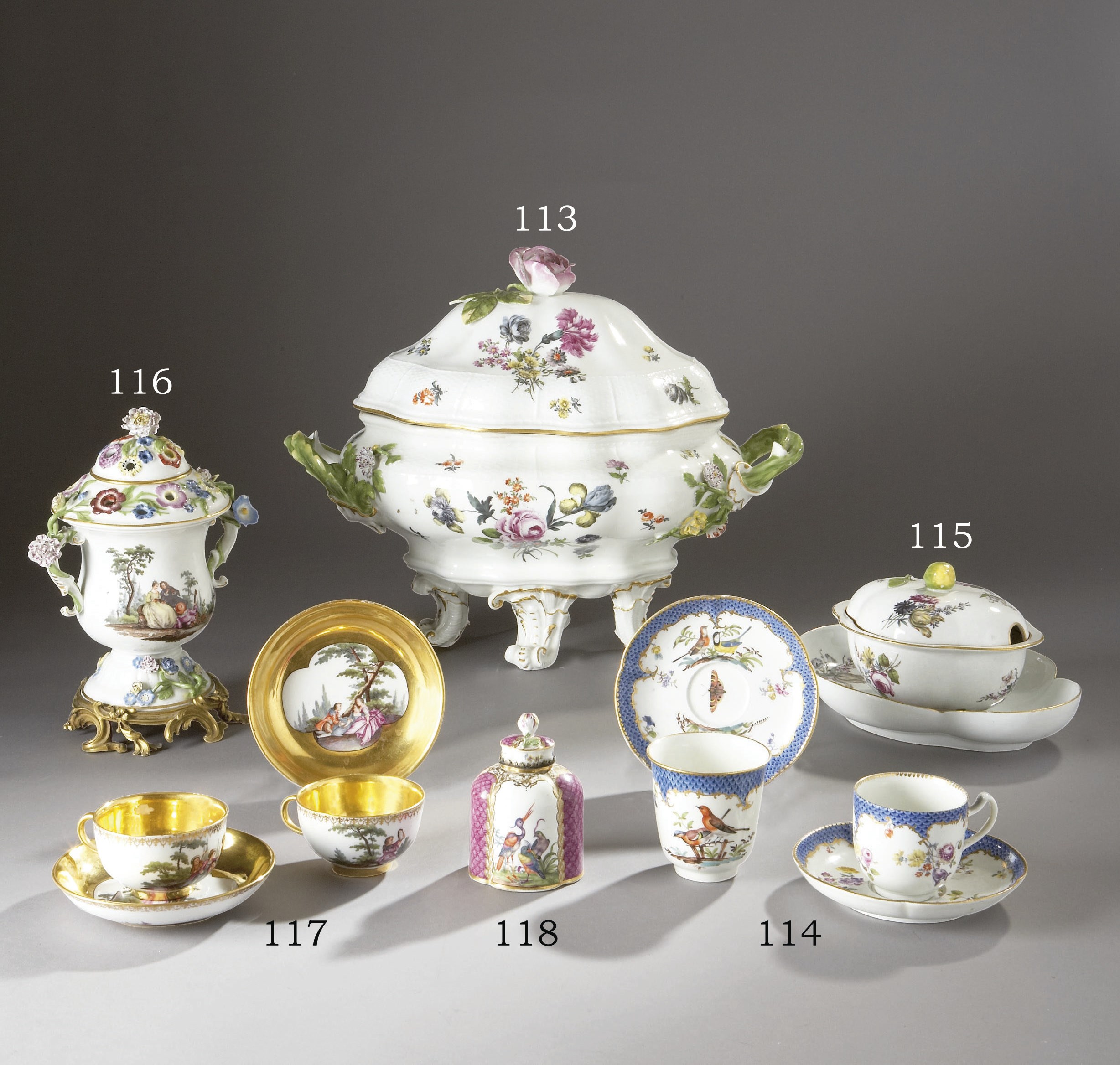 PAIRE DE TASSES A THE ET LEUR SOUS-TASSE EN PORCELAINE DE MEISSEN DU XVIIIEME SIECLE