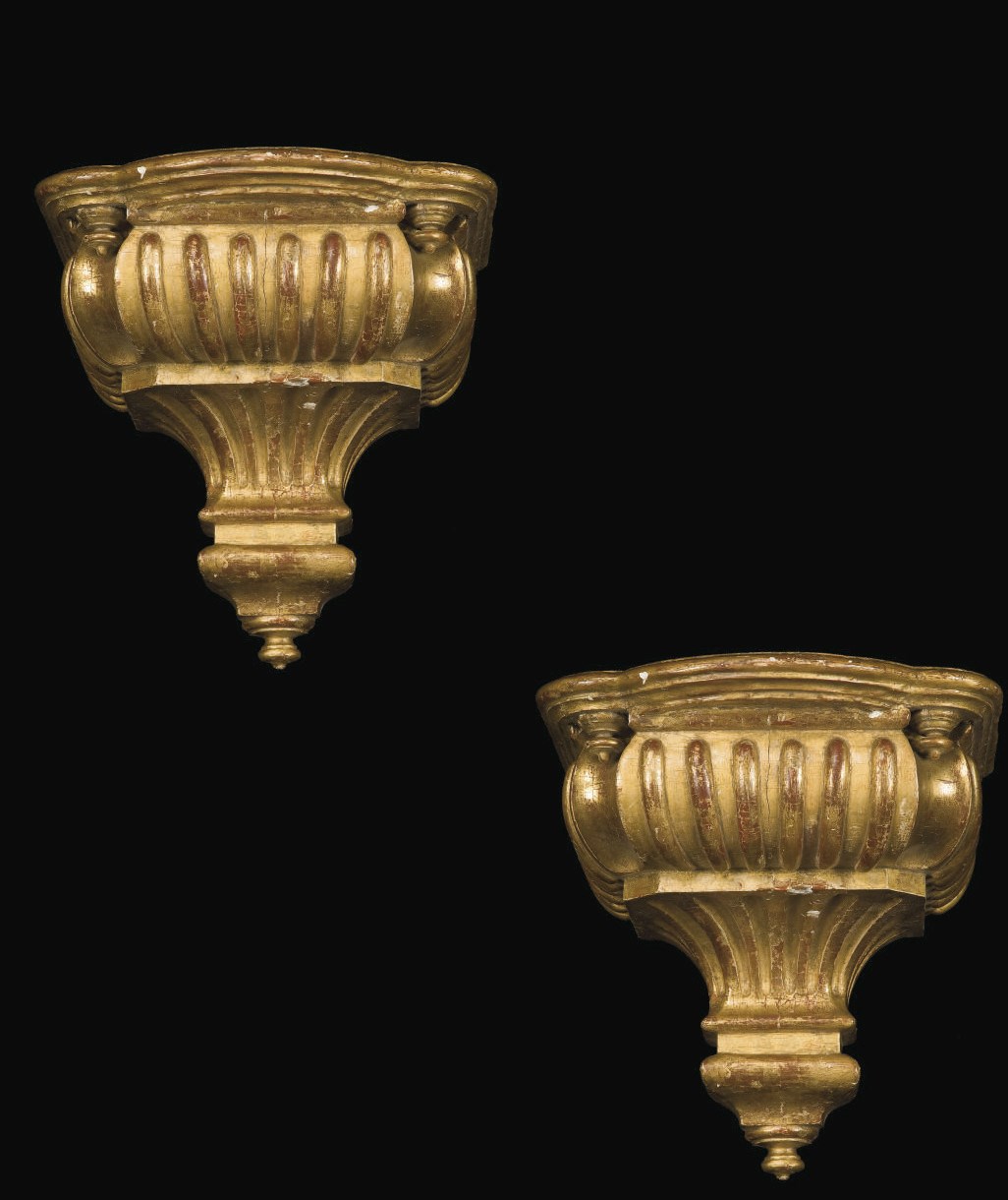 PAIRE DE CONSOLES D'APPLIQUE DE STYLE NEOCLASSIQUE