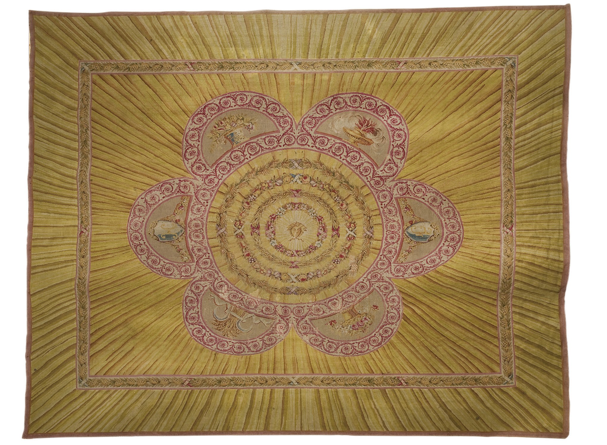 TAPIS DE STYLE NEOCLASSIQUE PROBABLEMENT DE LA MANUFACTURE DE LA SAVONNERIE