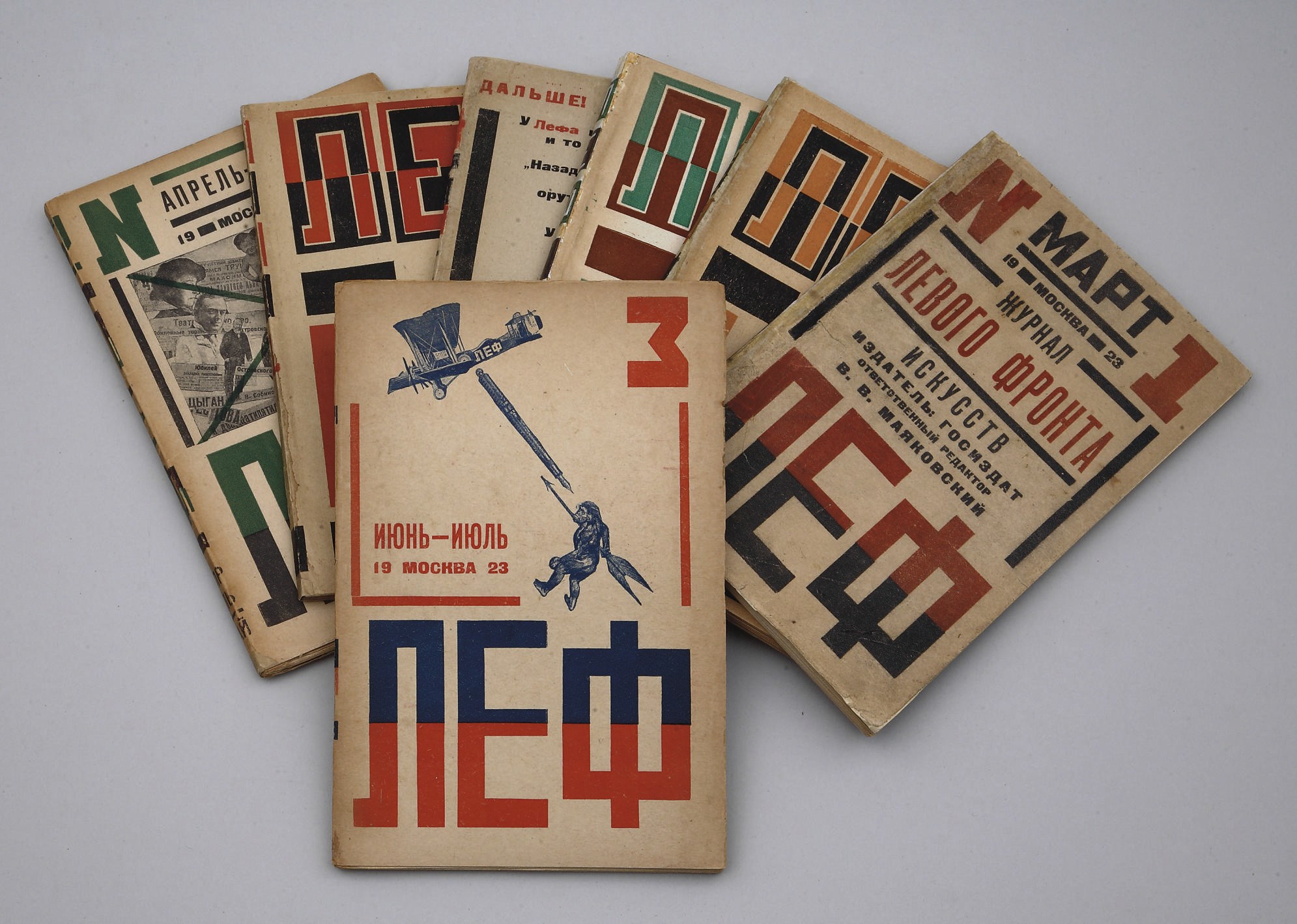 [AVANT-GARDE RUSSE] -- RODCHENKO, Aleksander (design) & MAIAKOVSKII, Vladimir (éditeur). LEF. Zhurnal levogo fronta iskusstv. [LEF. Journal du Front Gauche de l'Art.] Moscou et Léningrad: Gosudarstvennoe izdatel'stvo, 1923-1924.