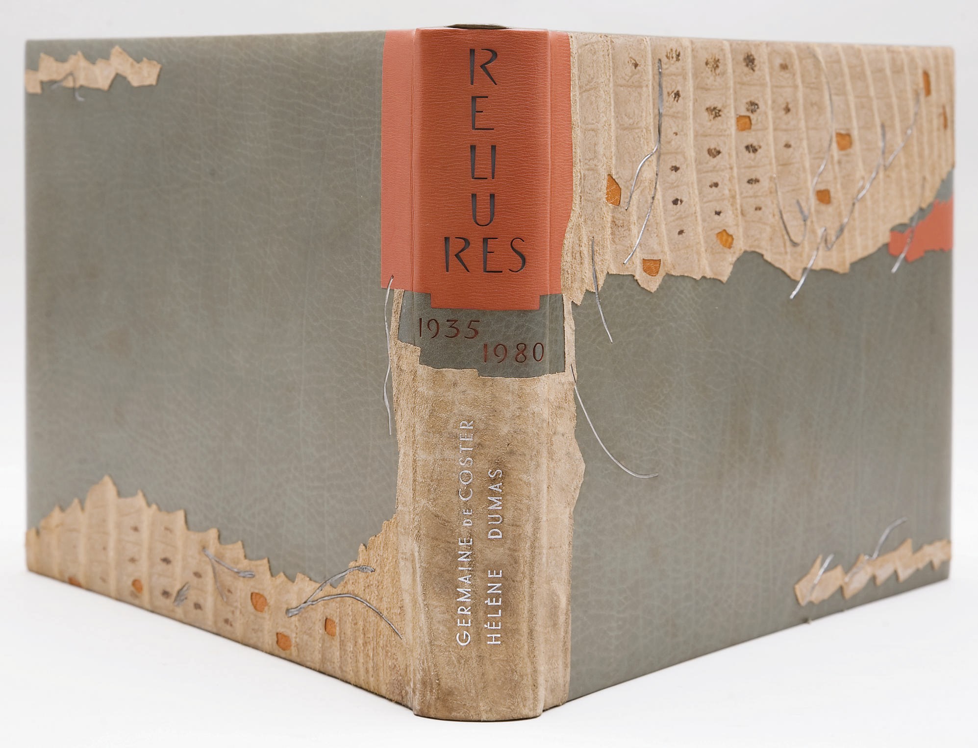 [COSTER] -- GUIGNARD, Jacques. Germaine de Coster - Hélène Dumas. Reliures 1935-1980. Introduction par Jacques Guignard. Paris: Imprimerie CD pour la Librairie Auguste Blaizot et la Société des Amis de la Reliure Originale, 1981.