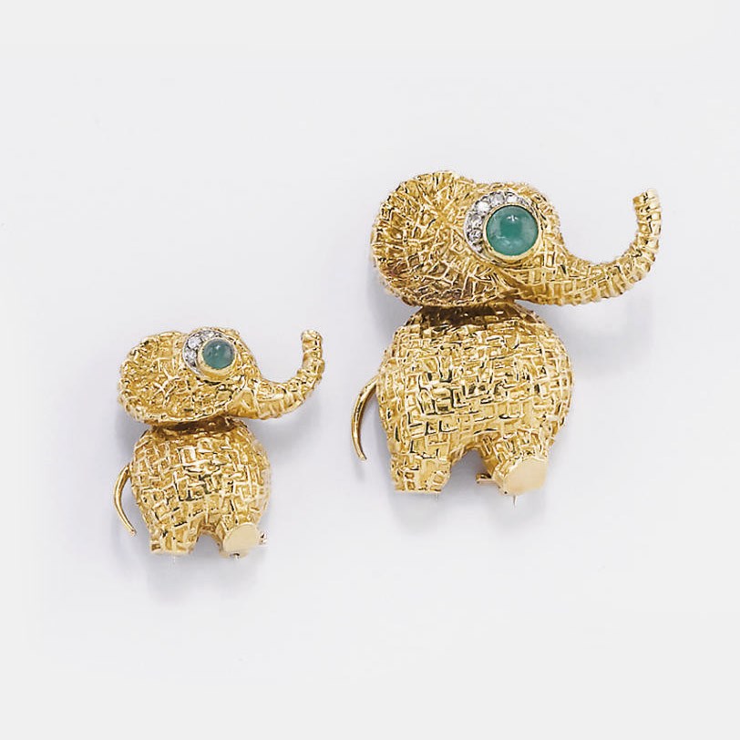COPPIA DI SPILLE IN ORO E SMERALDI, FIRMATE VAN CLEEF & ARPELS