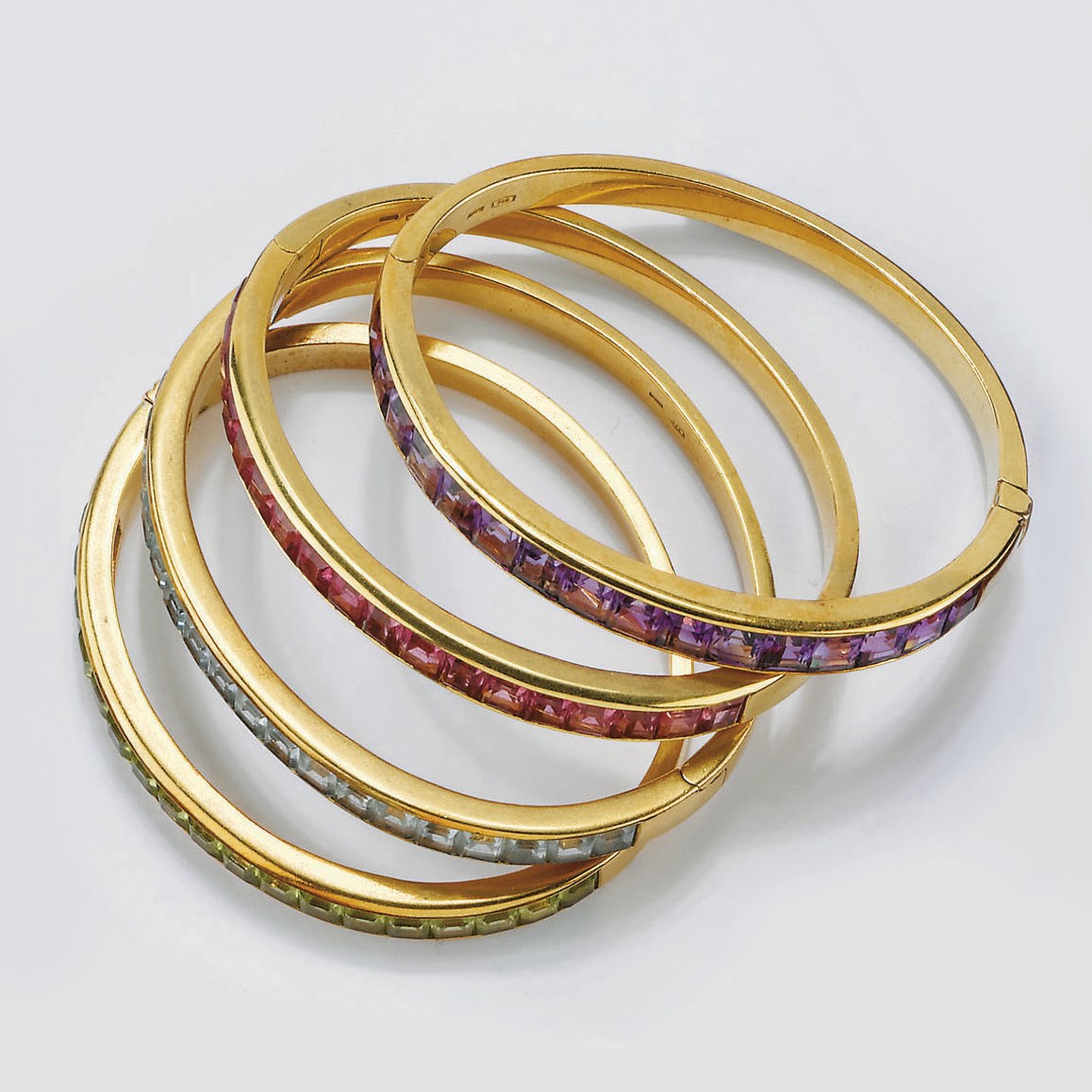 QUATTRO BRACCIALI IN ORO E PIETRE DI COLORE