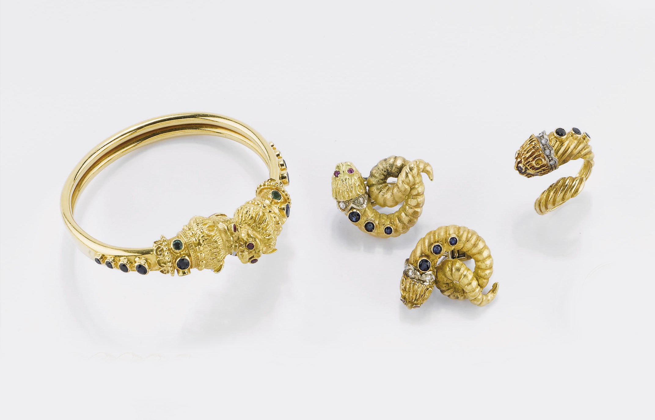 PARURE IN ORO, DIAMANTI E PIETRE DI COLORE, FIRMATA LALAOUNIS; E ORECCHINI SIMILI