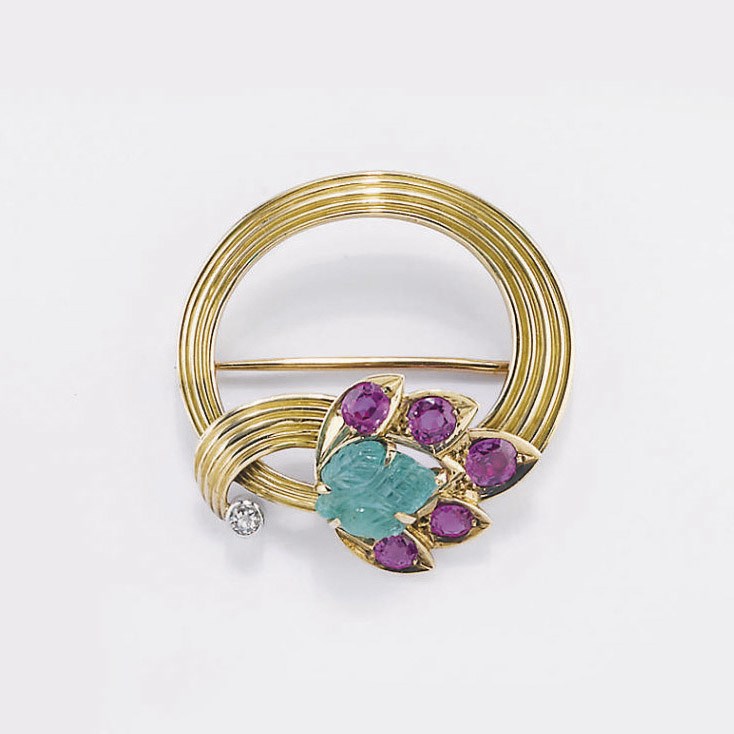 SPILLA CON SMERALDO E RUBINI, FIRMATA CARTIER LONDON