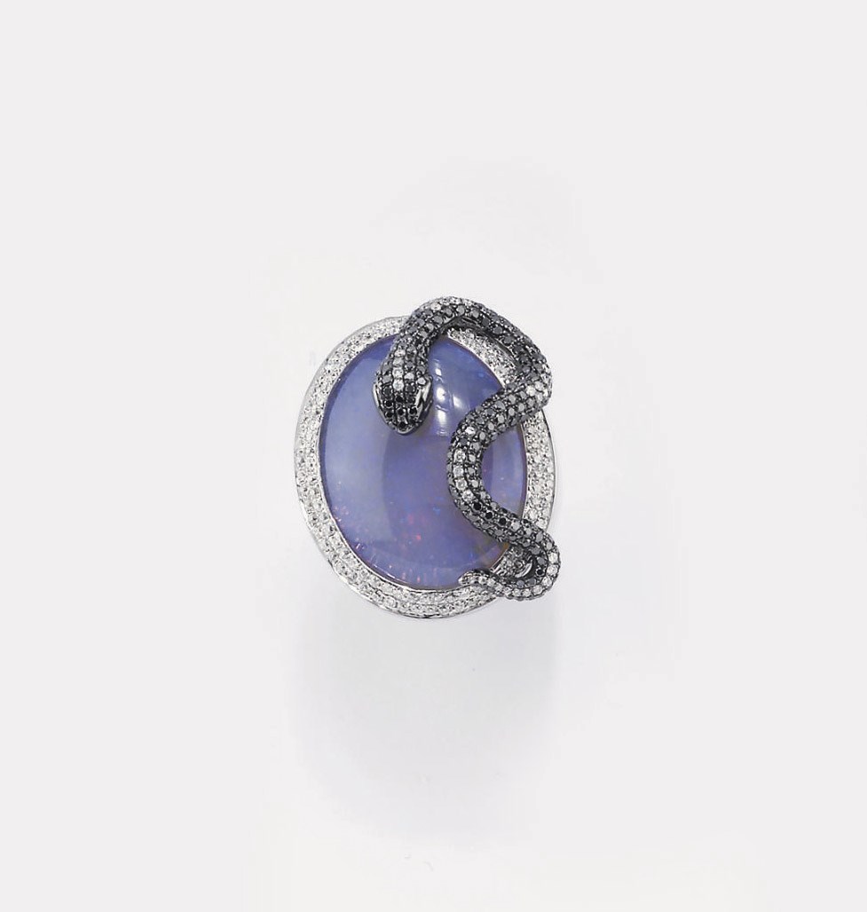 ANELLO A CUPOLA IN ORO, OPALE E DIAMANTI