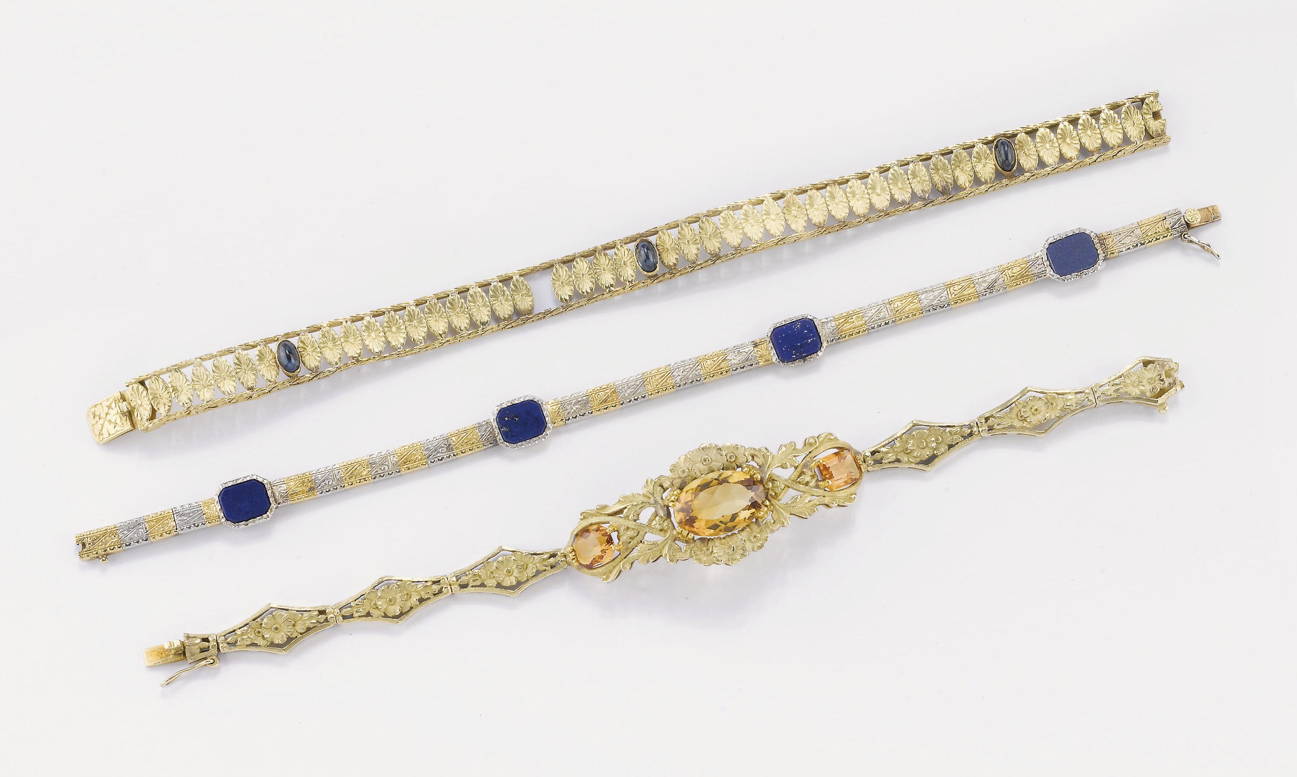 GRUPPO DI TRE BRACCIALI IN ORO, QUARZI CITRINI, LAPISLAZZULI E ZAFFIRI, UNO DI CARLO WEINGRILL