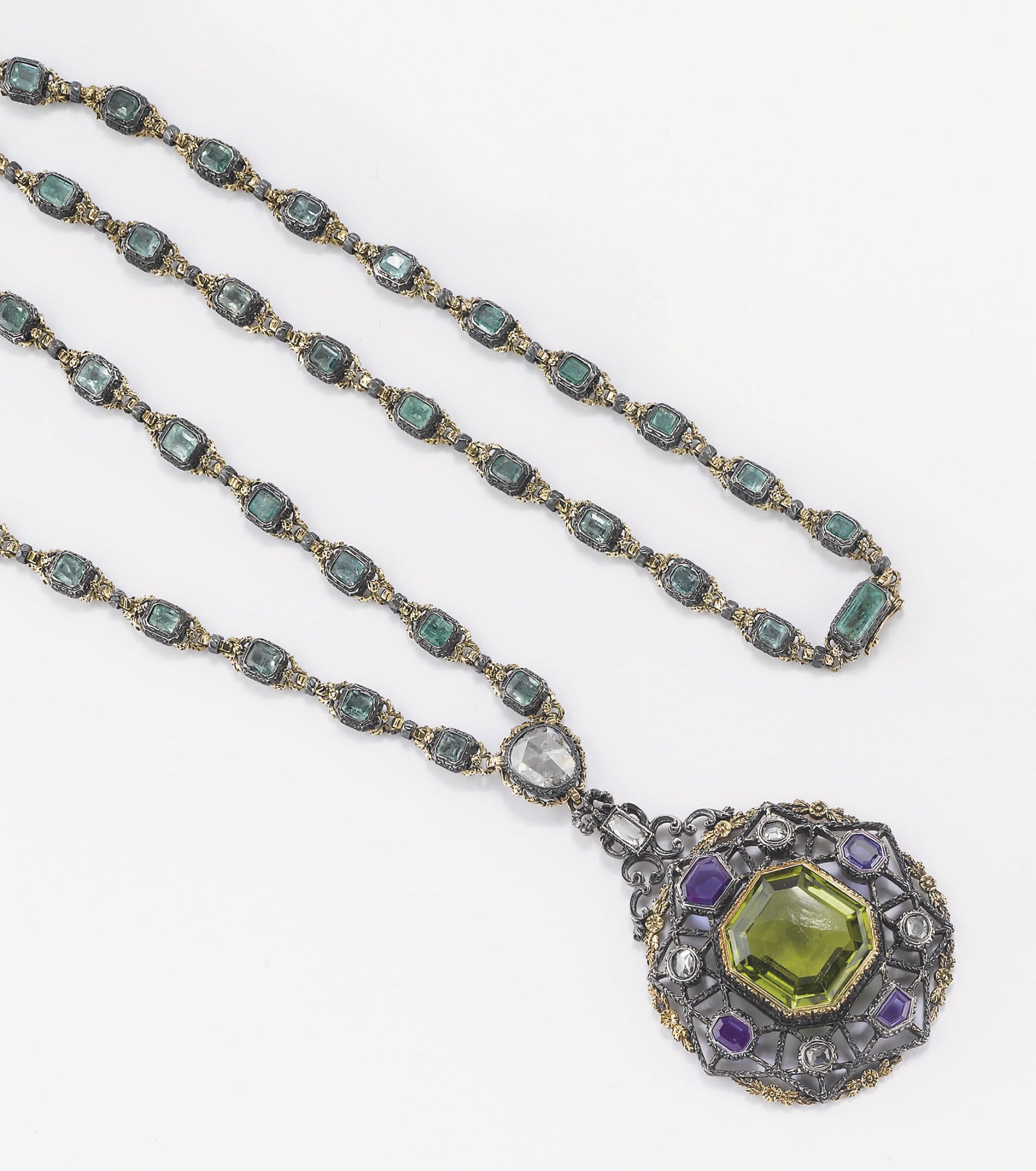 LUNGO SAUTOIR CON PERIDOTO, ZAFFIRI, SMERALDI E DIAMANTI, FIRMATO BUCCELLATI
