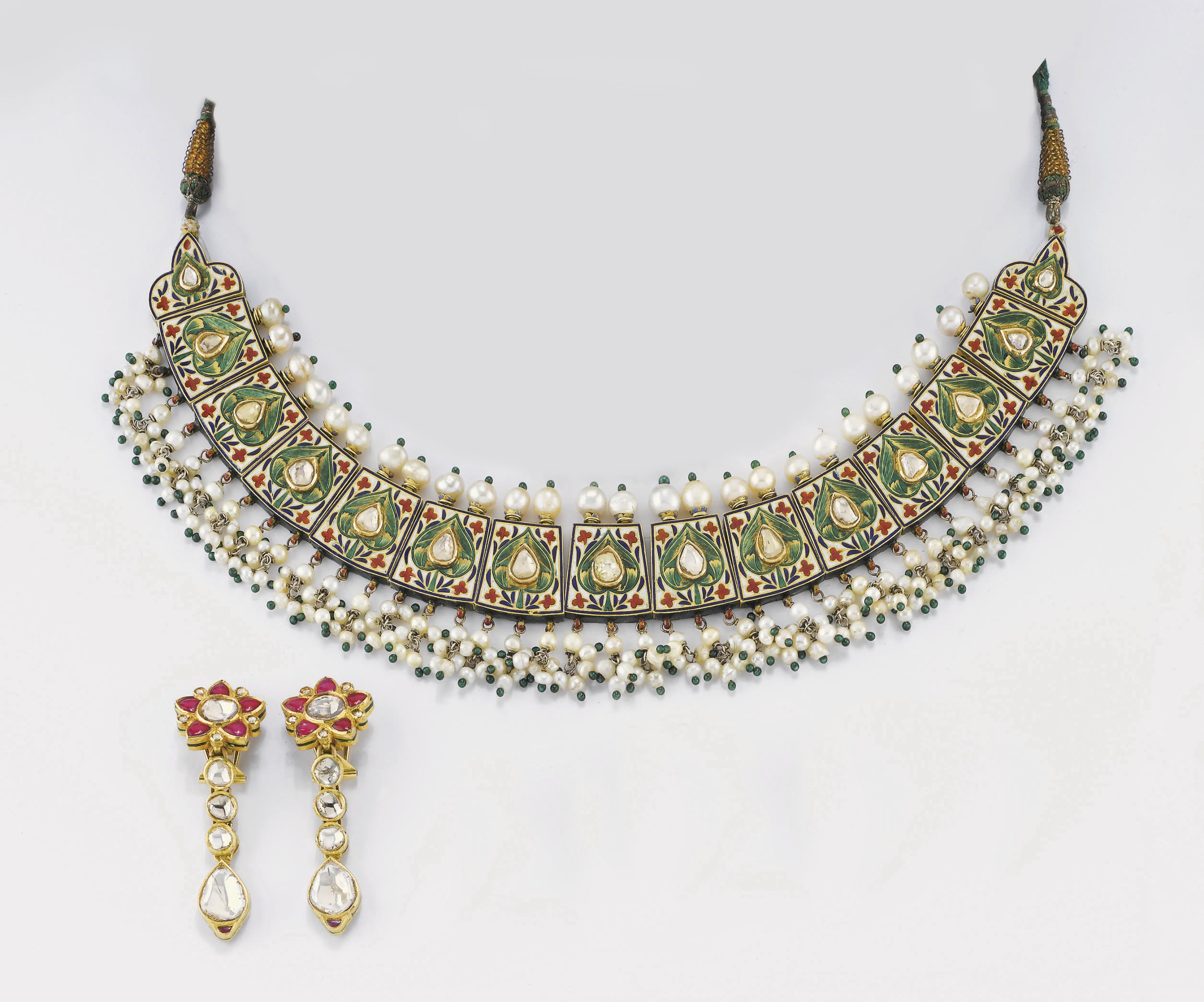COLLANA E ORECCHINI INDIANI IN SMALTI, PERLE COLTIVATE E DIAMANTI
