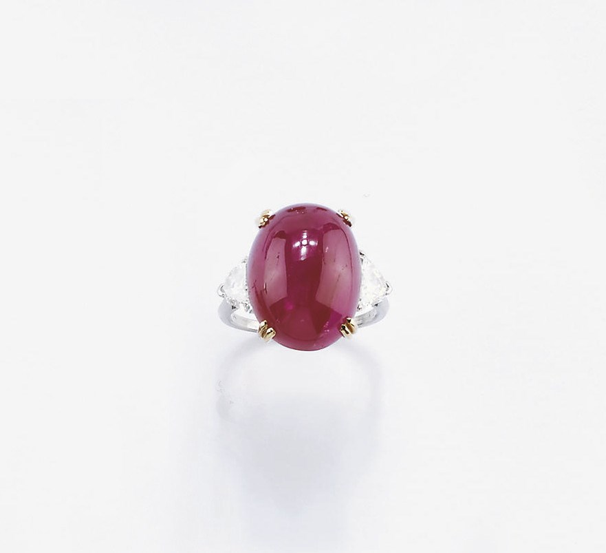 ANELLO CON RUBINO CABOCHON E DIAMANTI