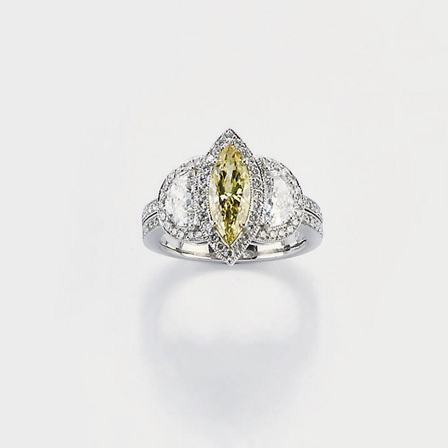 ANELLO IN PLATINO, DIAMANTE FANCY YELLOW E DIAMANTI