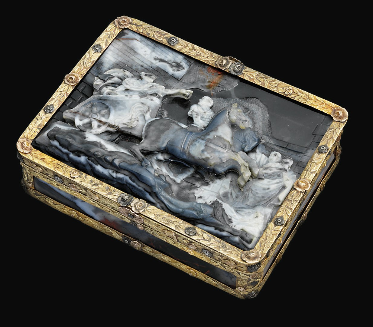 TABATIERE DE TABLE EN OR DE QUATRE COULEURS ET AGATE
