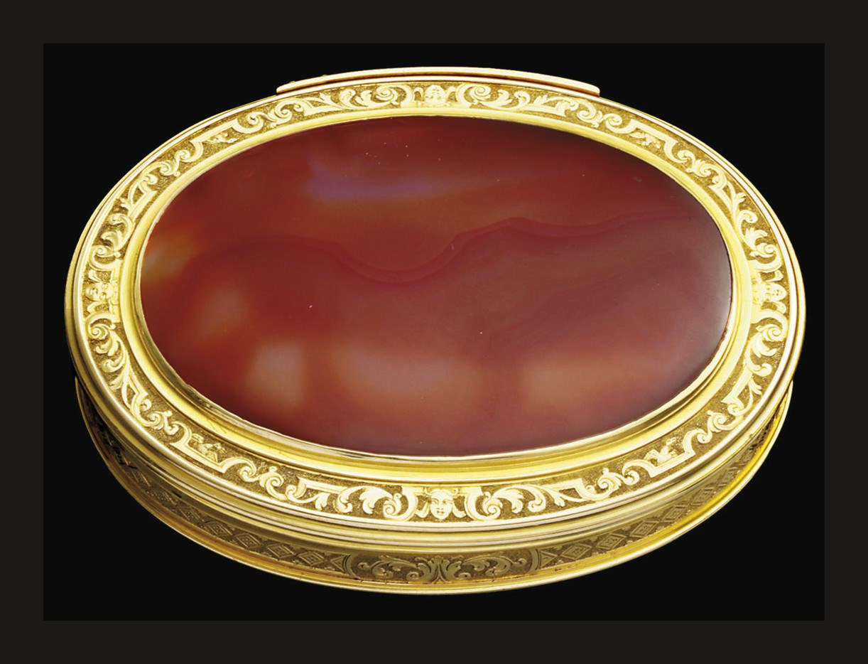 TABATIERE EN OR ET AGATE ROUGE D'EPOQUE GEORGE II