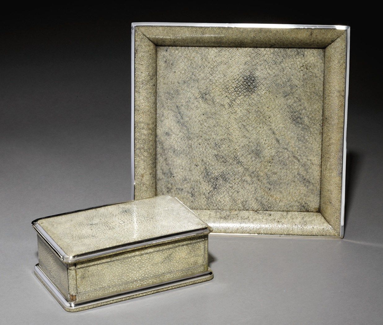 BOITE ET VIDE-POCHE EN ARGENT ET GALUCHAT GRIS