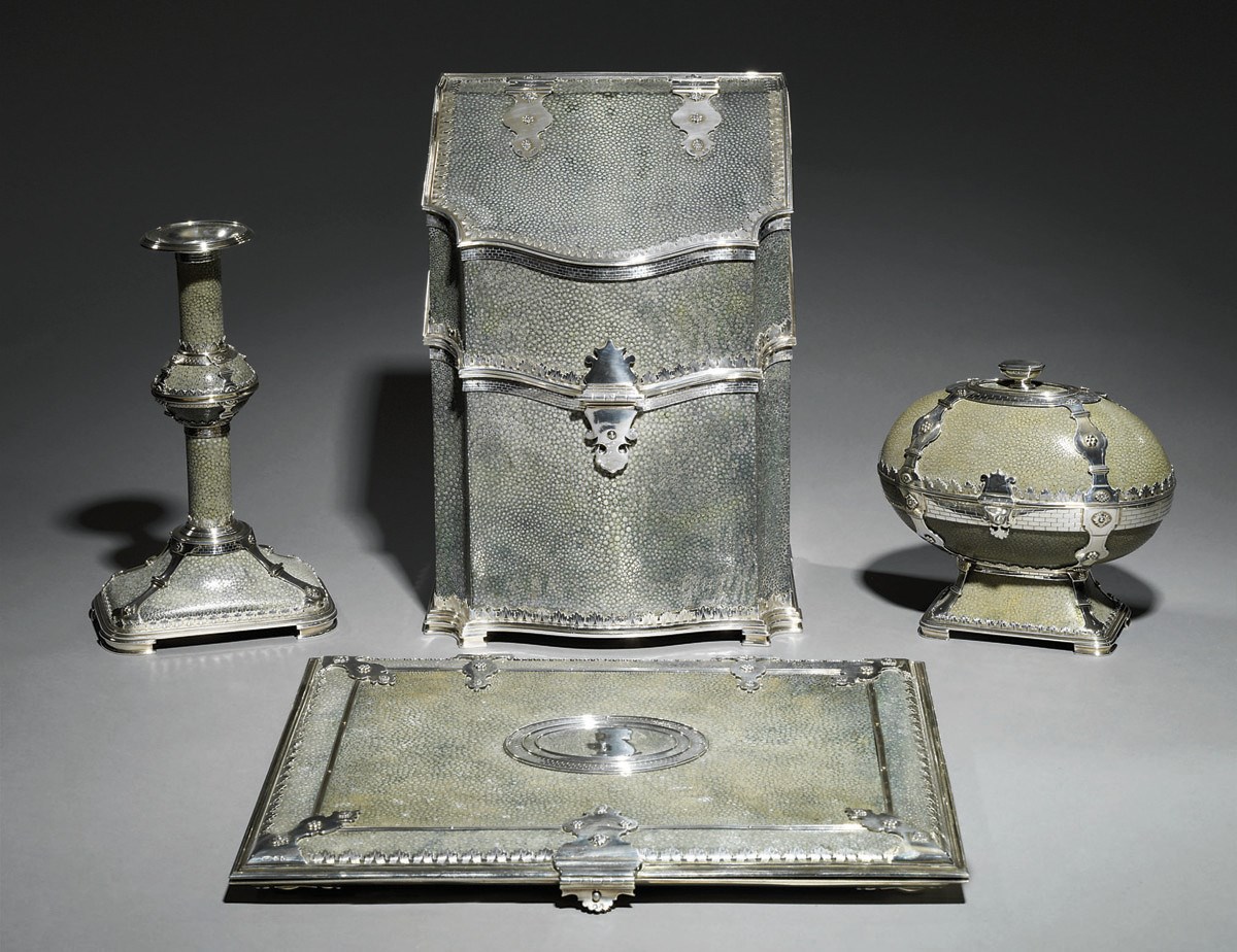 NECESSAIRE DE BUREAU EN ARGENT ET GALUCHAT VERT