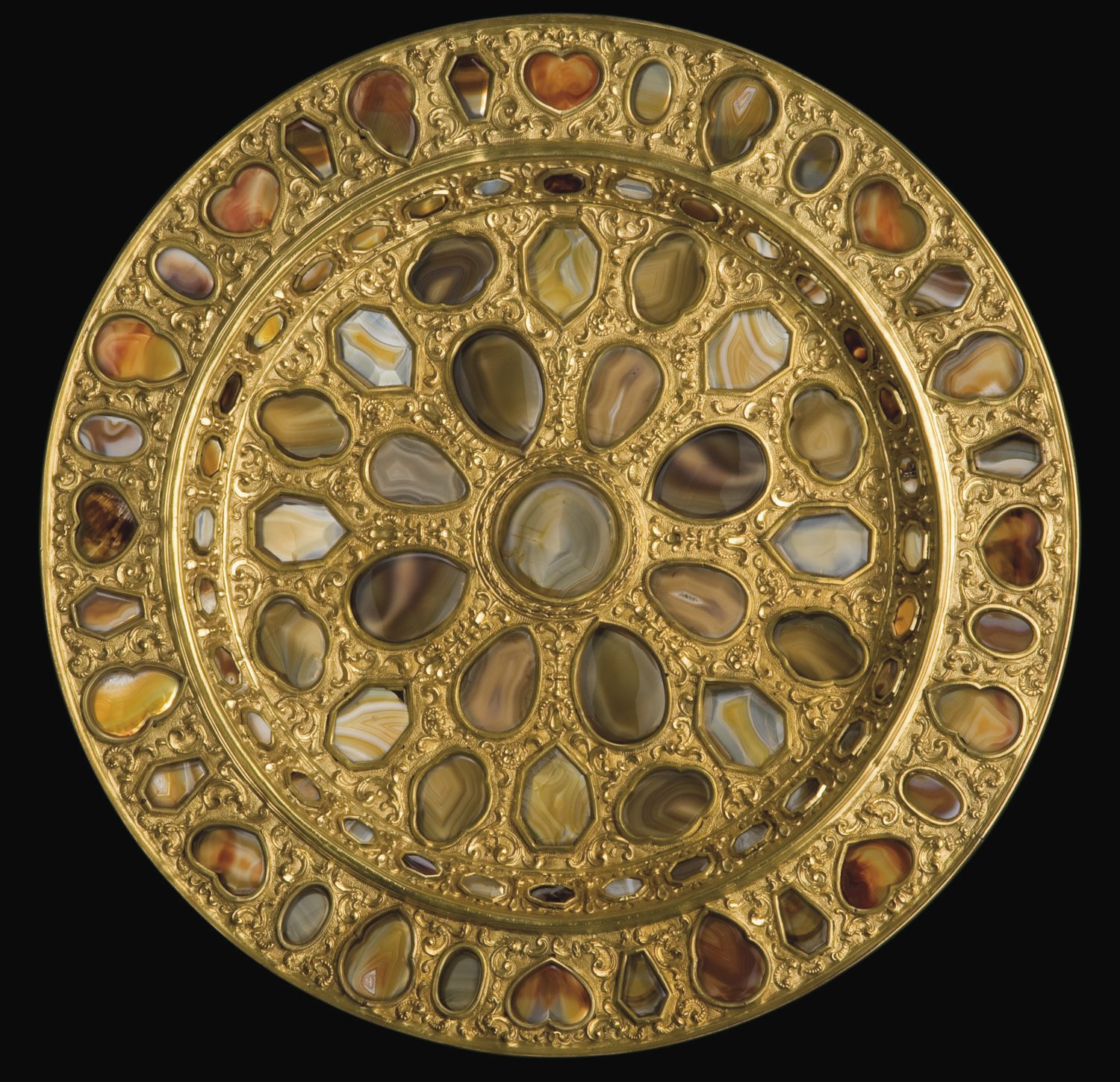 GRAND PLAT DE PRESENTATION EN JASPE, AGATE, PIERRES DURES ET METAL DORE