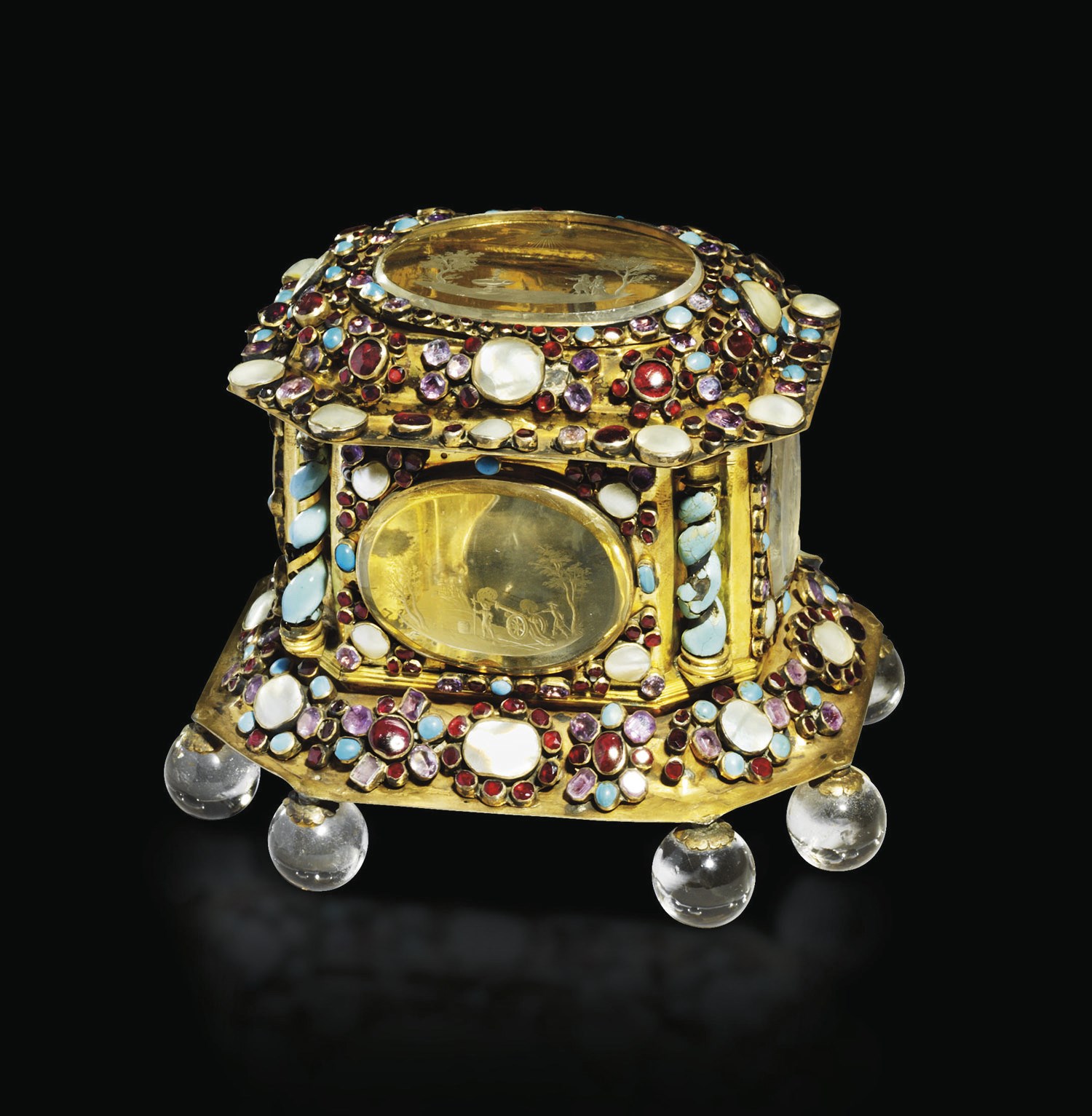 COFFRET EN VERMEIL, PIERRES SEMI-PRECIEUSES ET CRISTAL DE ROCHE