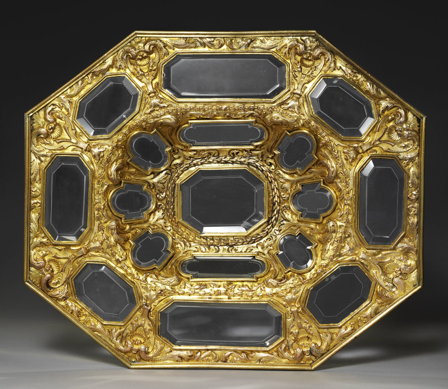 PLAT DE PRESENTATION EN CUIVRE DORE ET CRISTAL