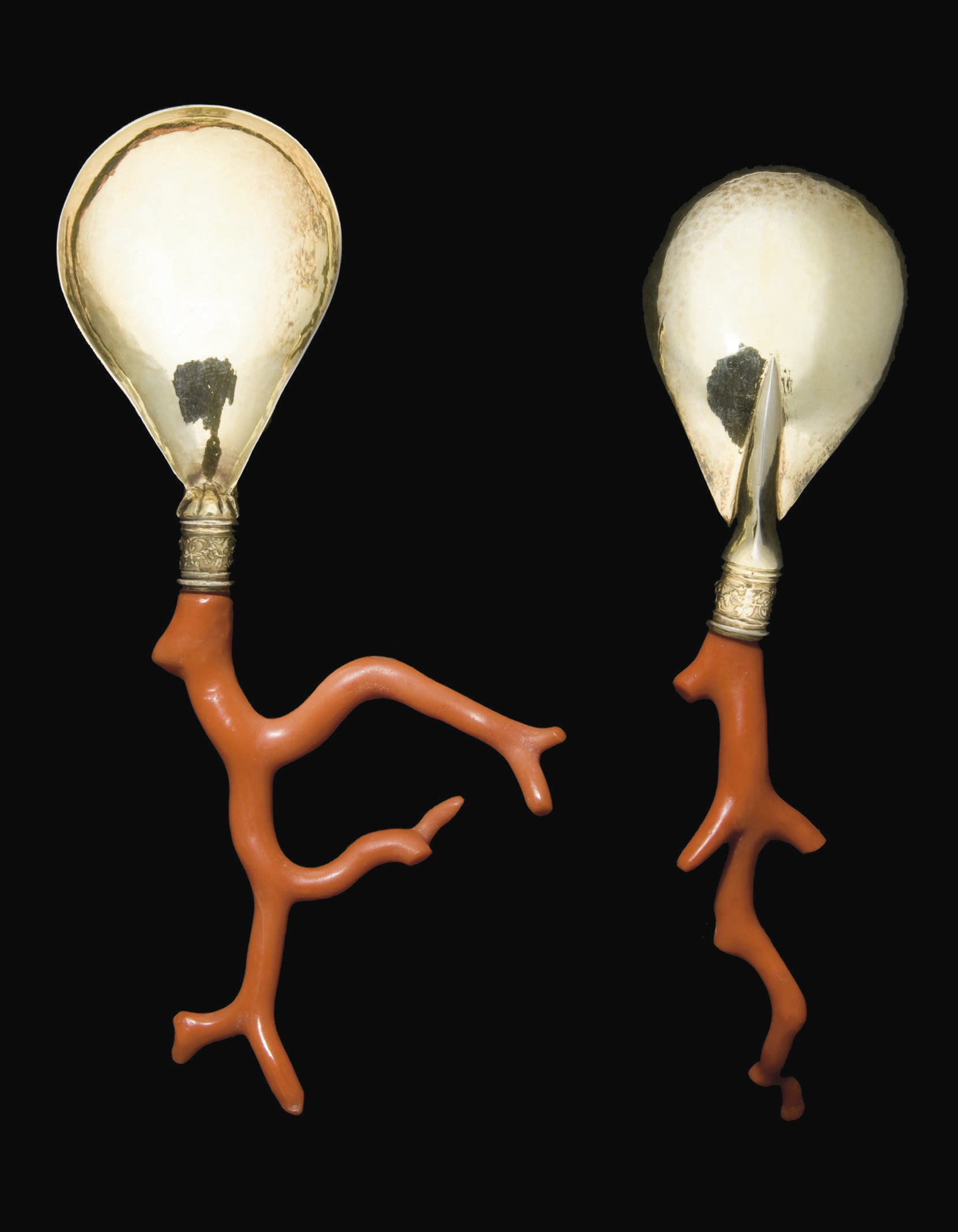 PAIRE DE CUILLERES EN VERMEIL ET CORAIL
