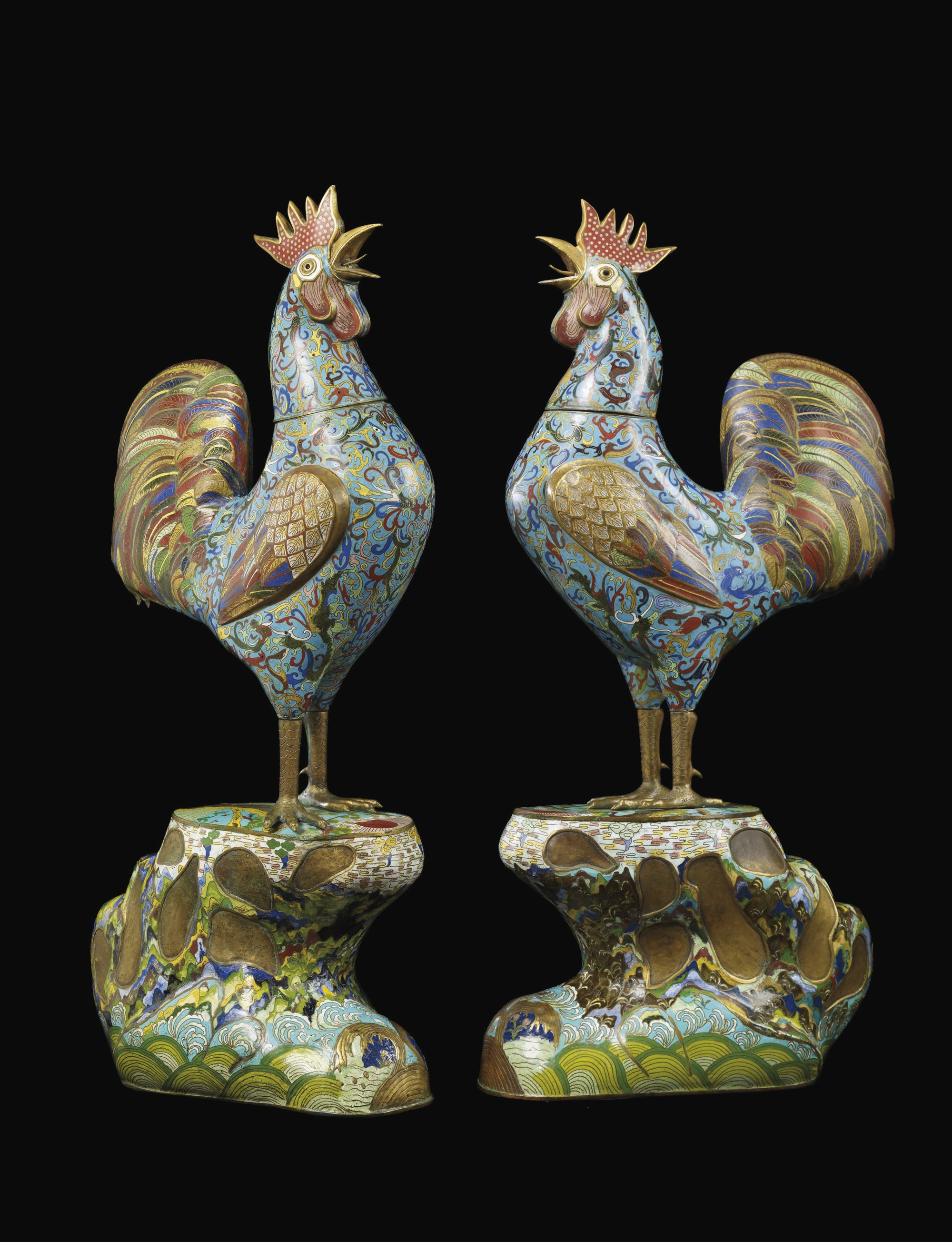 PAIRE DE COQS EN BRONZE ET EMAUX CLOISONNES