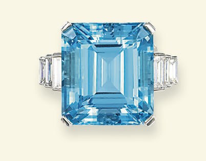 AN AQUAMARINE AND DIAMOND RING