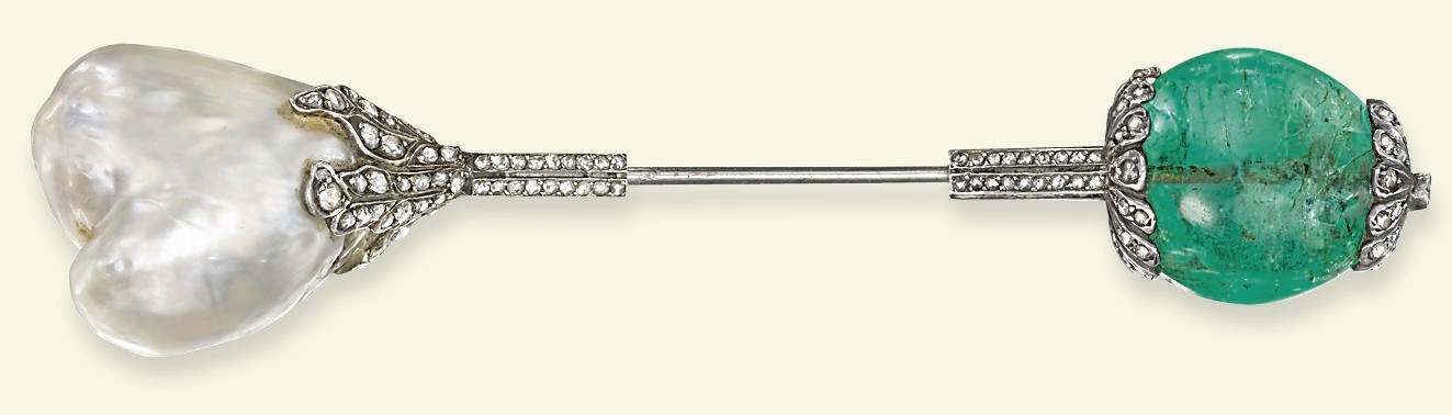 AN EARLY 20TH CENTURY EMERALD, PEARL AND DIAMOND JABOT PIN