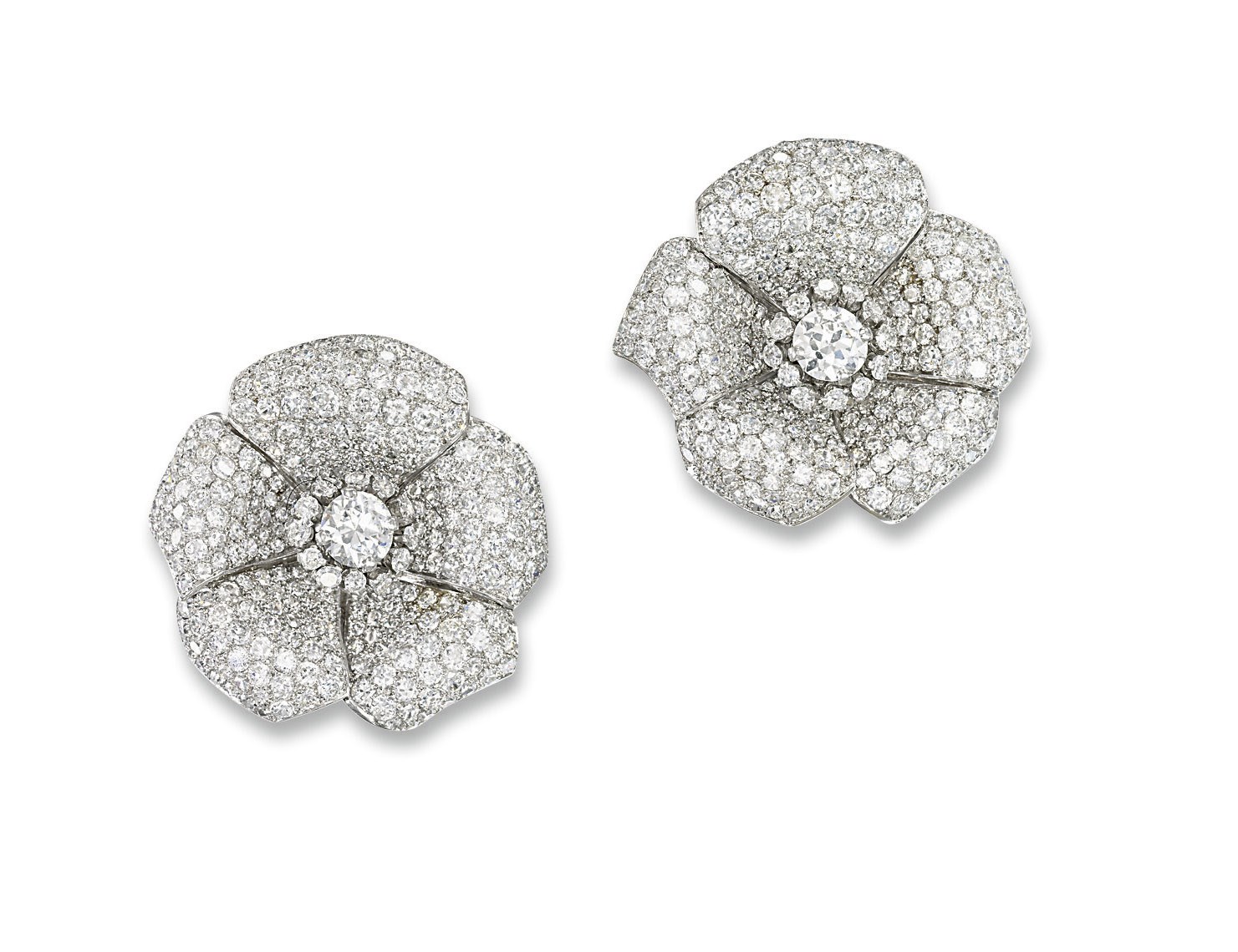 A PAIR OF DIAMOND CLIP BROOCHES
