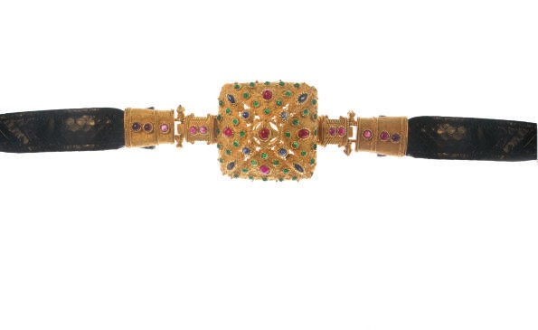 A RUBY, EMERALD, SAPPHIRE AND GOLD BELT BUCKLE