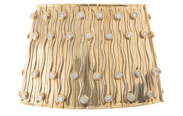 A DIAMOND AND 18K GOLD BRACELET