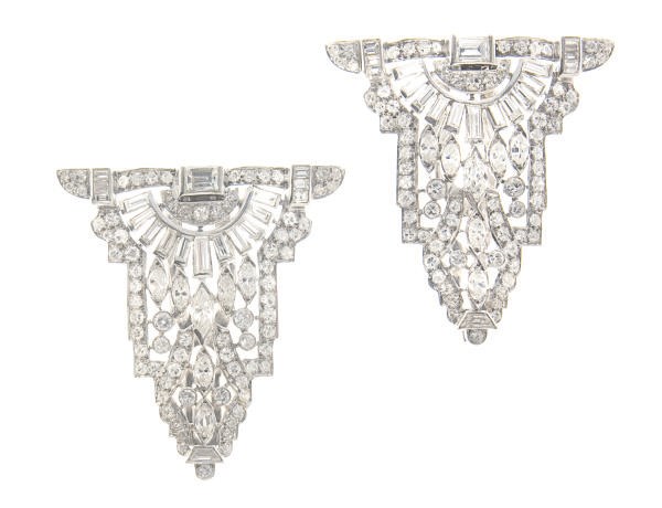 AN ART DECO DIAMOND AND PLATINUM DOUBLE-CLIP BROOCH