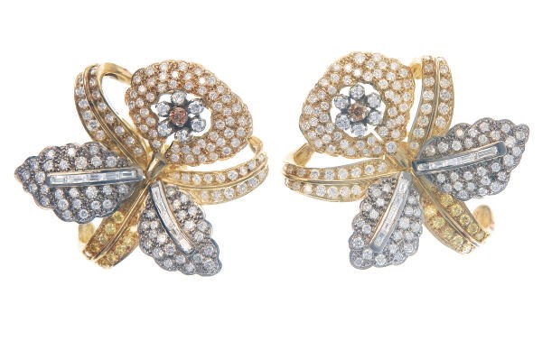 A GROUP OF DIAMOND AND GOLD JEWELRY
