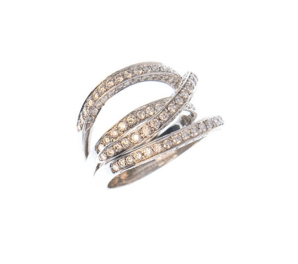 A DIAMOND AND WHITE GOLD RING