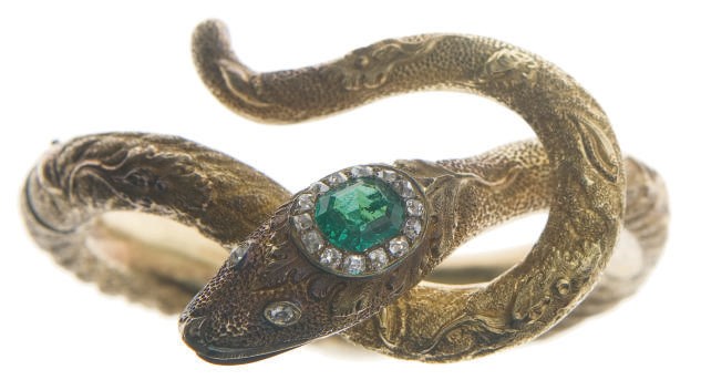 AN ANTIQUE EMERALD, DIAMOND AND GOLD SNAKE BRACELET
