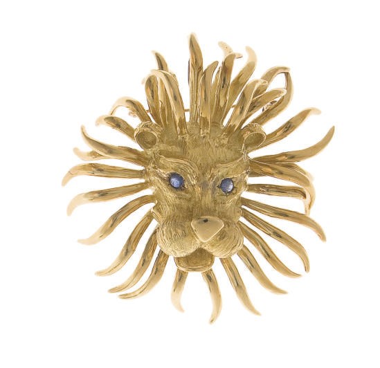 A SAPPHIRE AND GOLD LION BROOCH