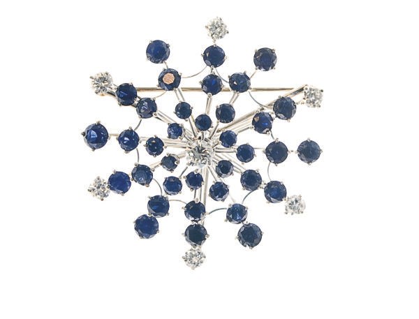 A SAPPHIRE, DIAMOND AND PLATINUM BROOCH
