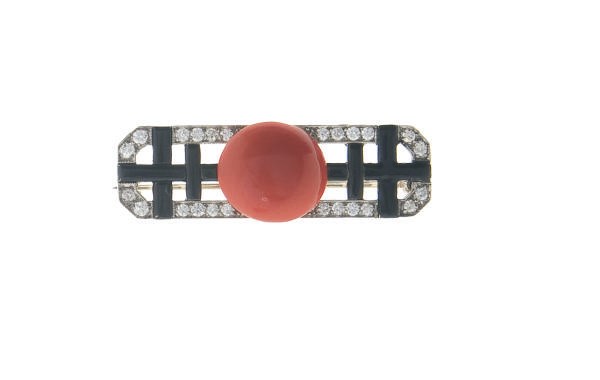 **AN ART DECO CORAL, ENAMEL, DIAMOND AND PLATINUM BROOCH