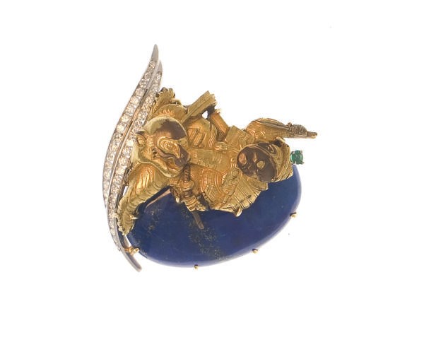 A LAPIS LAZULI, DIAMOND, EMERALD AND GOLD BROOCH