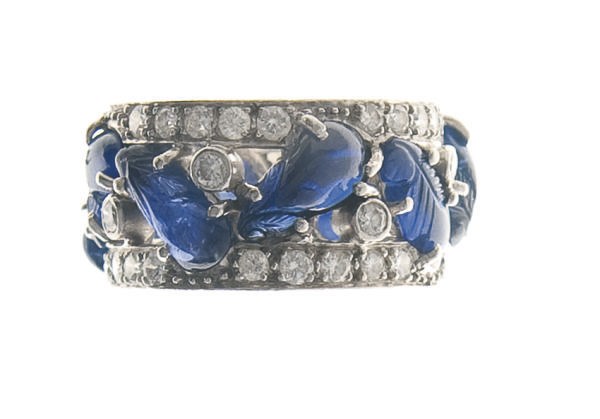 A SAPPHIRE, DIAMOND AND PLATINUM RING