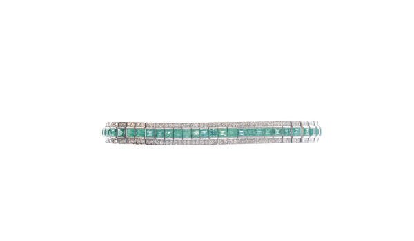 AN ART DECO EMERALD, DIAMOND AND PLATINUM BRACELET