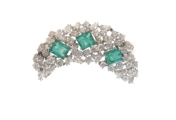AN EMERALD, DIAMOND AND PLATINUM BROOCH