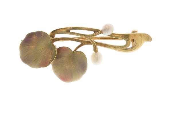 AN ART NOUVEAU ENAMEL AND PEARL LILY PAD BROOCH