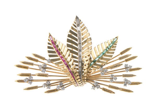 A RETRO EMERALD, RUBY, DIAMOND AND GOLD BROOCH